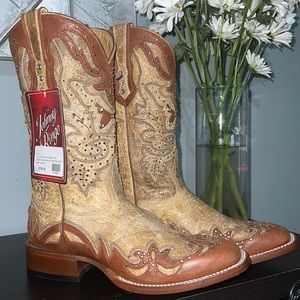 Hey cowgirls I’m selling a new pair of Johnny Ringo boots!Message if interested!
